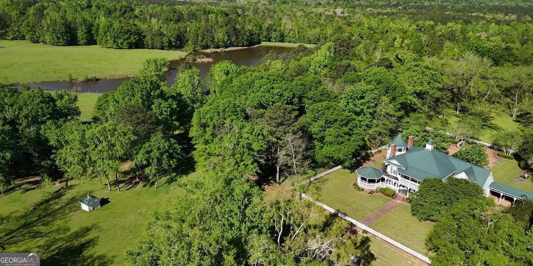 Luxury Victorian Estate with Equestrian Facilities & Trophy Lake