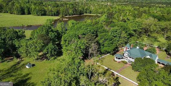 Luxury Victorian Estate with Equestrian Facilities & Trophy Lake