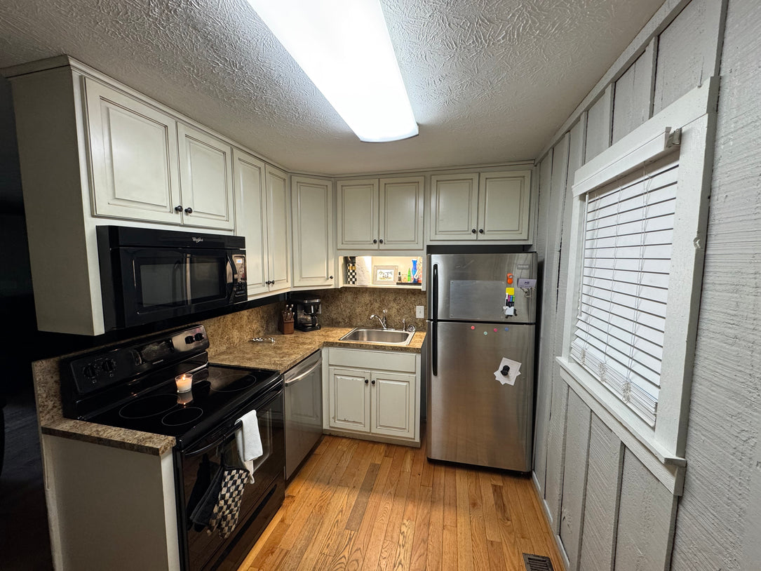 Waterfront Living on Lake Harding - Charming Rustic Cabin Retreat with Modern Comforts
