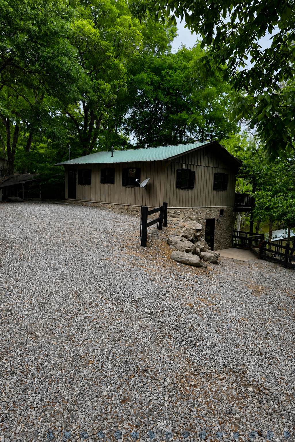 Waterfront Living on Lake Harding - Charming Rustic Cabin Retreat with Modern Comforts