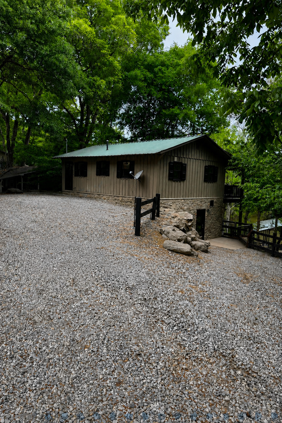 Waterfront Living on Lake Harding - Charming Rustic Cabin Retreat with Modern Comforts