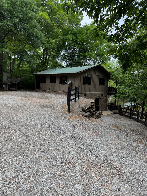 Waterfront Living on Lake Harding - Charming Rustic Cabin Retreat with Modern Comforts